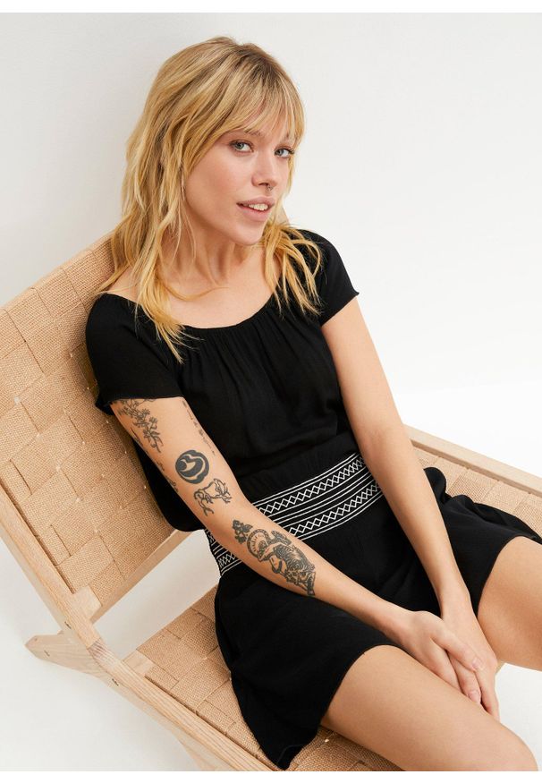 bonprix - Kombinezon z kreszowanego materiału z haftem. Kolor: czarny. Materiał: materiał. Wzór: haft