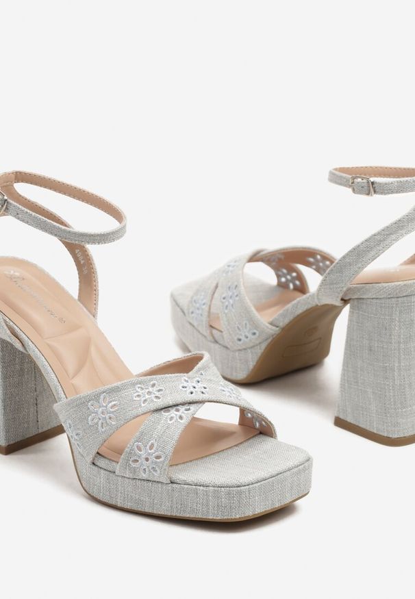 Born2be - Niebieskie Sandały na Platformie i Obcasie z Ażurowym Wzorem Lisannia. Okazja: na co dzień. Zapięcie: sprzączka. Kolor: niebieski. Materiał: jeans. Wzór: ażurowy. Obcas: na obcasie. Styl: elegancki, casual. Wysokość obcasa: średni