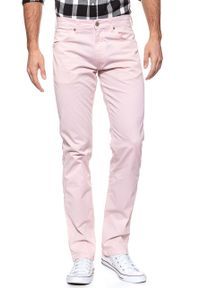 Wrangler - WRANGLER SPODNIE MĘSKIE GREENSBORO PEPPA PINK W15QMM20A. Materiał: materiał