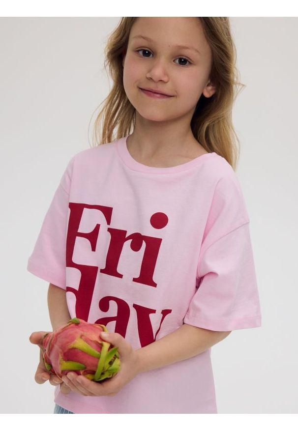 Reserved - Luźny t-shirt z nadrukiem - pastelowy róż. Kolor: różowy. Materiał: bawełna. Wzór: nadruk