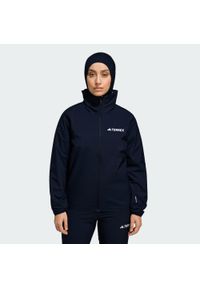 Adidas - Kurtka Multi Essentials 2L Rain. Kolor: niebieski. Technologia: ClimaProof (Adidas). Sport: turystyka piesza #1