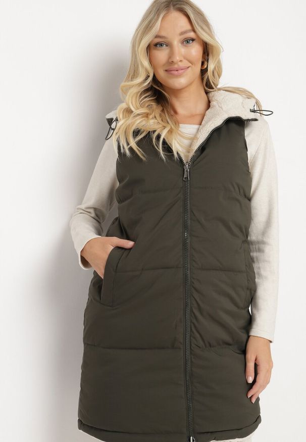 Born2be - Ciemnozielona Pikowana Kamizelka Dwustronna z Futerkiem Typu Baranek i Kapturem Lertiala. Okazja: na co dzień. Kolor: zielony. Materiał: futro. Wzór: aplikacja. Styl: casual, elegancki, klasyczny