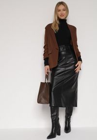 Born2be - Czarna Spódnica Ołówkowa z Imitacji Skóry z Paskiem z Dużą Klamrą Rewedia. Okazja: na co dzień, do pracy, na spotkanie biznesowe. Kolor: czarny. Materiał: skóra. Styl: biznesowy, klasyczny, casual #3