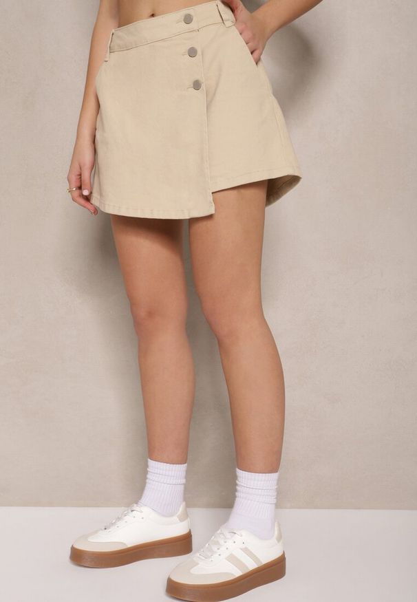 Renee - Beżowe Spódnico-Spodenki z Zakładką i Ozdobnymi Guzikami Finritia. Okazja: na co dzień. Stan: podwyższony. Kolor: beżowy. Styl: casual, elegancki
