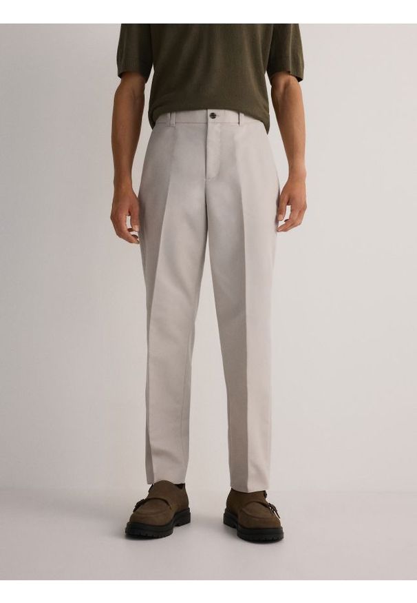 Reserved - Spodnie chino regular fit - beżowy. Kolor: beżowy. Materiał: tkanina, bawełna