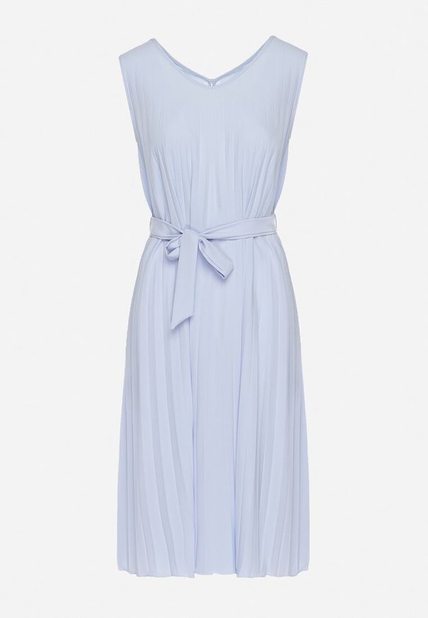 Born2be - Jasnoniebieska Rozkloszowana Sukienka Midi Plisowana z Materiałowym Paskiem Varethia. Kolor: niebieski. Materiał: materiał. Wzór: aplikacja. Długość: midi