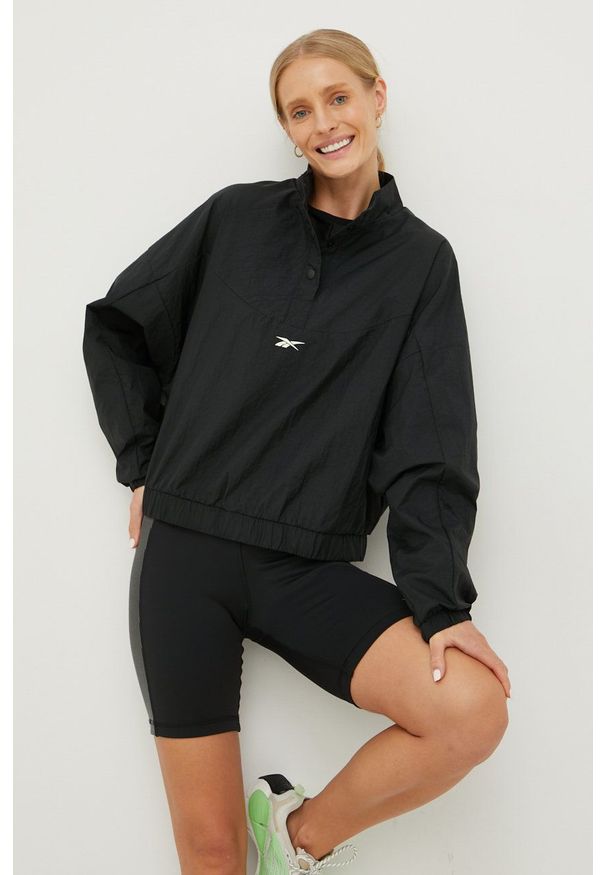 Reebok kurtka treningowa Workout Ready kolor czarny przejściowa oversize. Kolor: czarny. Materiał: skóra, materiał