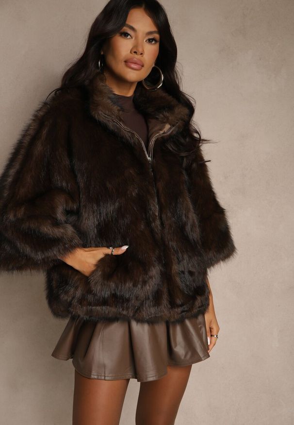 Renee - Brązowa Kurtka Futerko z Kołnierzem i Szerokimi Rękawami 3/4 Zapinana na Suwak Clauda. Kolor: brązowy. Materiał: futro