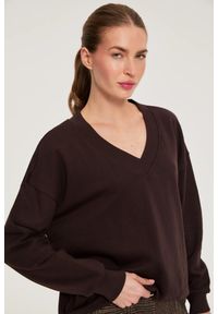 MOODO - Bluza z dekoltem w serek brązowa. Typ kołnierza: dekolt w serek. Kolor: brązowy. Materiał: bawełna, poliester #1