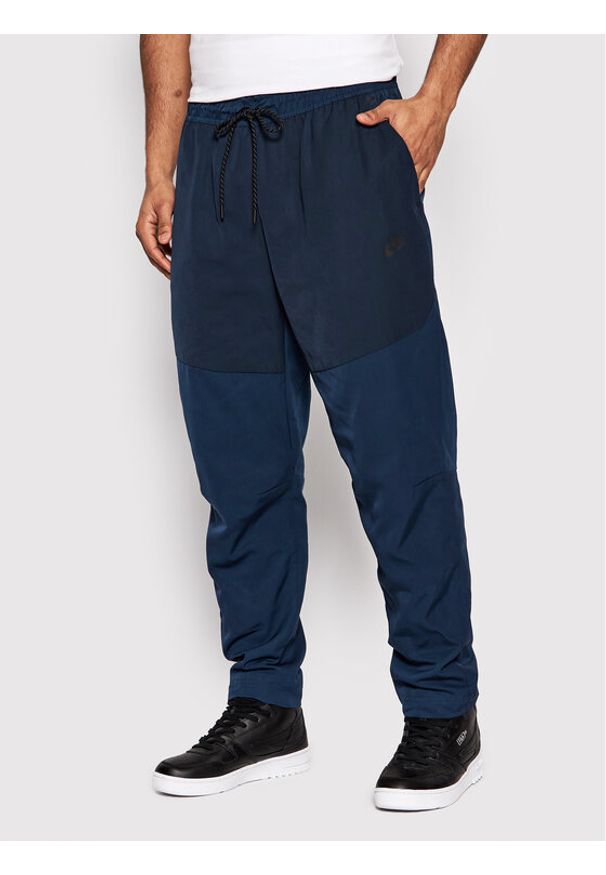 Spodnie dresowe Nike. Kolor: niebieski. Materiał: dresówka