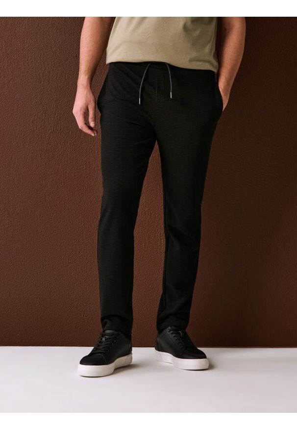 Sinsay - Spodnie dresowe jogger ottoman - czarny. Kolor: czarny. Materiał: dresówka