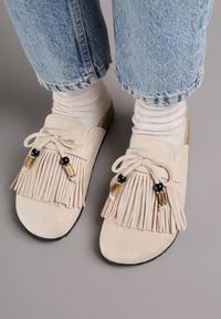 Renee - Beżowe Boho Klapki Mule z Imitacji Zamszu z Frędzlami i Koralikami Elwedila. Okazja: na randkę, na plażę, na co dzień. Kolor: beżowy. Materiał: zamsz. Styl: boho #6