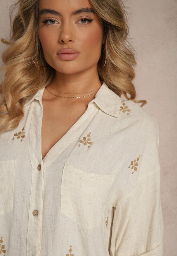 Renee - Biało-Beżowa Luźna Koszula z Wzorem Boho z Lnu i Wiskozy Karisna. Okazja: na co dzień. Typ kołnierza: kołnierzyk klasyczny, dekolt w kształcie V. Kolor: biały. Materiał: len, wiskoza. Długość rękawa: krótki rękaw. Długość: krótkie. Sezon: lato. Styl: boho