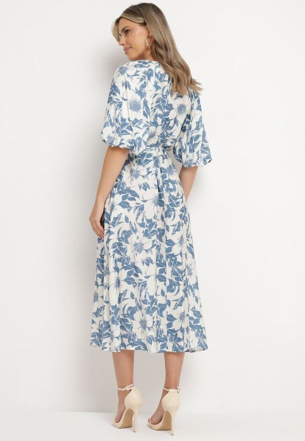 Born2be - Niebiesko-Biała Rozkloszowana Sukienka z Wiskozy Wykończona Bufiastymi Rękawami Maranea. Okazja: na co dzień. Typ kołnierza: dekolt w serek. Kolor: niebieski. Materiał: wiskoza. Typ sukienki: proste, w kształcie A. Styl: casual, elegancki, klasyczny