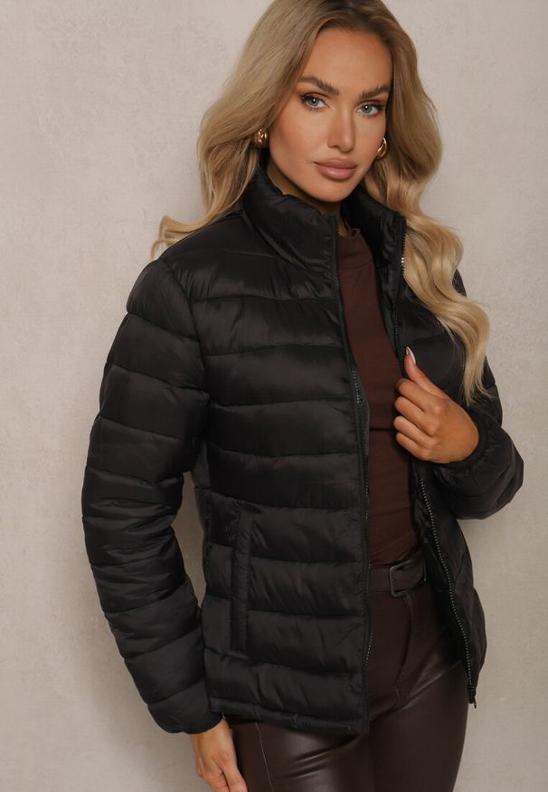Renee - Czarna Kurtka Podwójna Pikowana i Wiatrówka z Odpinanym Kapturem oraz Ściągaczami Ravalorine. Okazja: na co dzień. Kolor: czarny. Materiał: jeans. Styl: klasyczny, casual, elegancki
