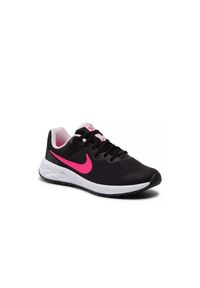 Buty do biegania dla dzieci Nike Revolution 6. Zapięcie: sznurówki. Kolor: czarny. Materiał: materiał, syntetyk. Szerokość cholewki: normalna. Model: Nike Revolution