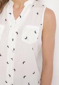 Born2be - Biała Wiskozowa Koszula z Geometrycznym Wzorem Lumisse. Okazja: na co dzień. Kolor: biały. Materiał: wiskoza. Wzór: geometria. Styl: klasyczny, casual #6