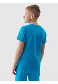 4F JUNIOR - T-shirt z nadrukiem chłopięcy - niebieski. Okazja: na co dzień. Kolor: niebieski. Materiał: bawełna, dzianina, jersey. Długość rękawa: krótki rękaw. Długość: krótkie. Wzór: nadruk. Sezon: lato. Styl: casual, klasyczny, sportowy