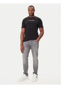Calvin Klein Jeans T-Shirt Glitched Logo LV04RC858G Czarny Regular Fit. Kolor: czarny. Materiał: bawełna