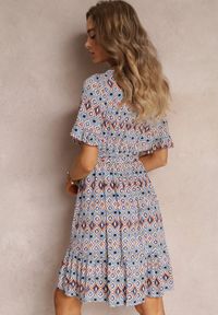 Renee - Niebieska Sukienka Mini z Gumką w Pasie i Falbanką z Wiskozy Ellison. Kolor: niebieski. Materiał: wiskoza. Długość rękawa: krótki rękaw. Długość: mini #5