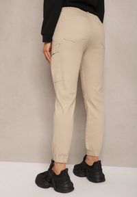 Renee - Beżowe Jeansy z Bawełny o Kroju Joggerów z Ozdobnymi Kieszeniami i Gumką w Pasie Unicella. Okazja: na co dzień. Kolor: beżowy. Styl: casual #3