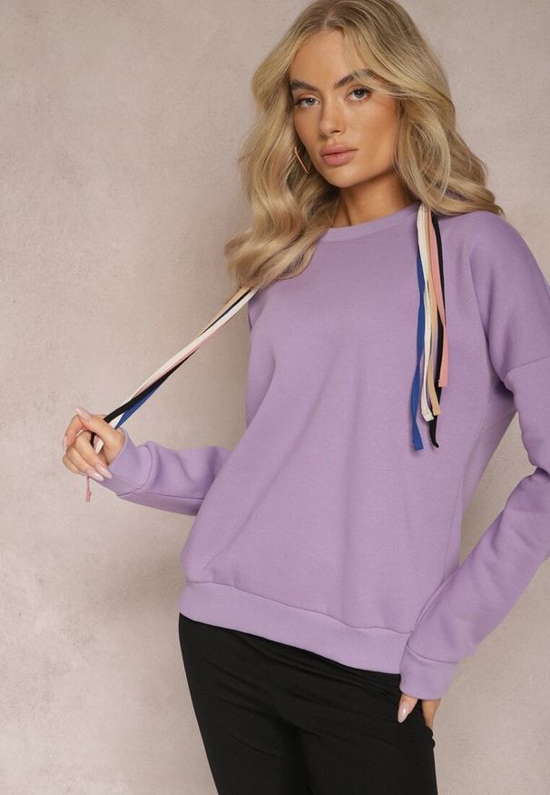 Renee - Jasnofioletowa Bawełniana Bluza z Sznurkami i Kapturem Tyche. Typ kołnierza: kaptur. Kolor: fioletowy. Materiał: bawełna. Wzór: kolorowy