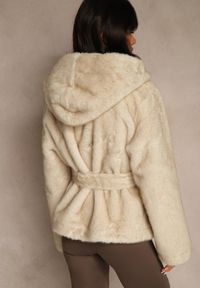 Renee - Beżowa Futerkowa Kurtka z Kapturem i Wiązanym Paskiem Zetele. Typ kołnierza: kaptur. Kolor: beżowy. Materiał: koronka, jeans #3