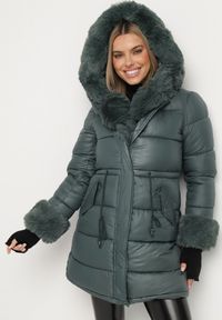 Born2be - Ciemnozielona Pikowana Kurtka z Kapturem i Futrzanymi Wstawkami Ściągana Sznurkiem w Talii Emirale. Okazja: na co dzień. Typ kołnierza: kaptur. Kolor: zielony. Materiał: futro. Wzór: aplikacja. Styl: casual, elegancki #6