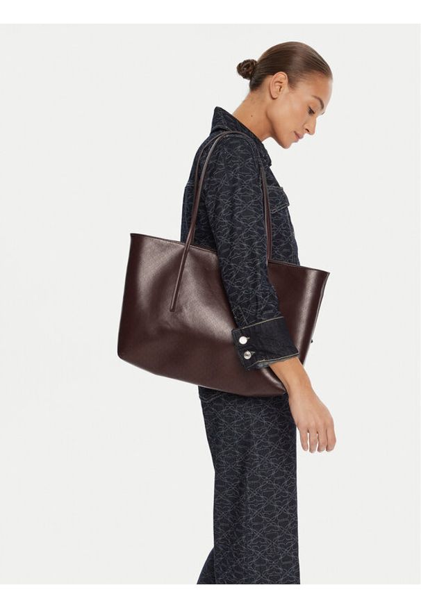 Calvin Klein Torebka Emblem Aop Tote W/ Pouch LV04F3266G Bordowy. Kolor: czerwony. Materiał: skórzane