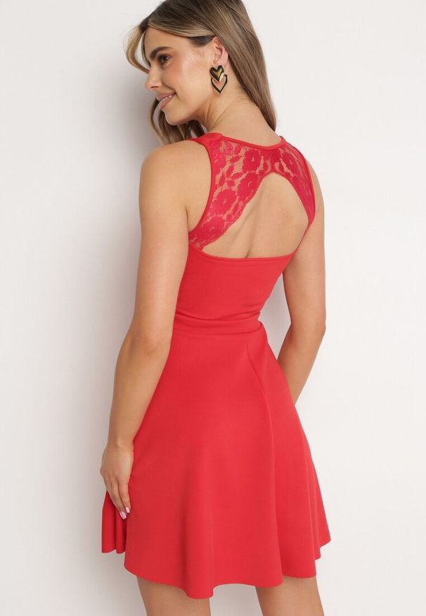 Born2be - Czerwona Rozkloszowana Sukienka na Ramiączkach z Koronkowym Wycięciem na Plecach Devantia. Okazja: na randkę, na wesele, na ślub cywilny. Kolor: czerwony. Materiał: koronka. Długość rękawa: na ramiączkach. Wzór: koronka. Sezon: lato. Typ sukienki: rozkloszowane. Styl: elegancki, klasyczny