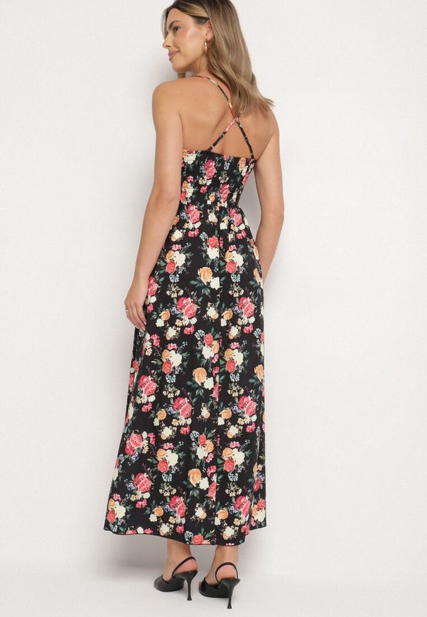 Born2be - Czarna Sukienka z Wiskozą o Rozkloszowanym Kroju w Kwiaty Nalorene. Okazja: na co dzień. Typ kołnierza: dekolt kwadratowy. Kolor: czarny. Materiał: wiskoza. Długość rękawa: na ramiączkach. Wzór: kwiaty. Typ sukienki: rozkloszowane. Styl: casual, elegancki