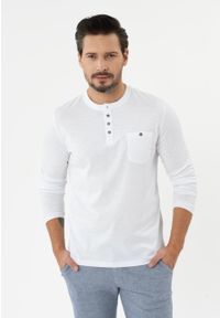 Volcano - Biały longsleeve L-CASH. Kolor: biały. Materiał: dzianina, włókno, materiał, prążkowany, bawełna, skóra. Długość rękawa: długi rękaw. Długość: długie. Wzór: paski. Sezon: zima, wiosna, jesień, lato. Styl: klasyczny #1