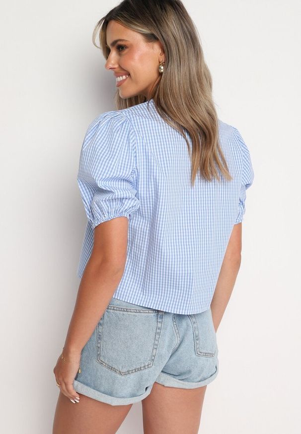 Born2be - Niebieska Bawełniana Wiązana Bluzka Narzutka z Bufiastymi Rękawami Vimariza. Okazja: na co dzień. Typ kołnierza: dekolt w kształcie V. Kolor: niebieski. Materiał: bawełna. Styl: casual