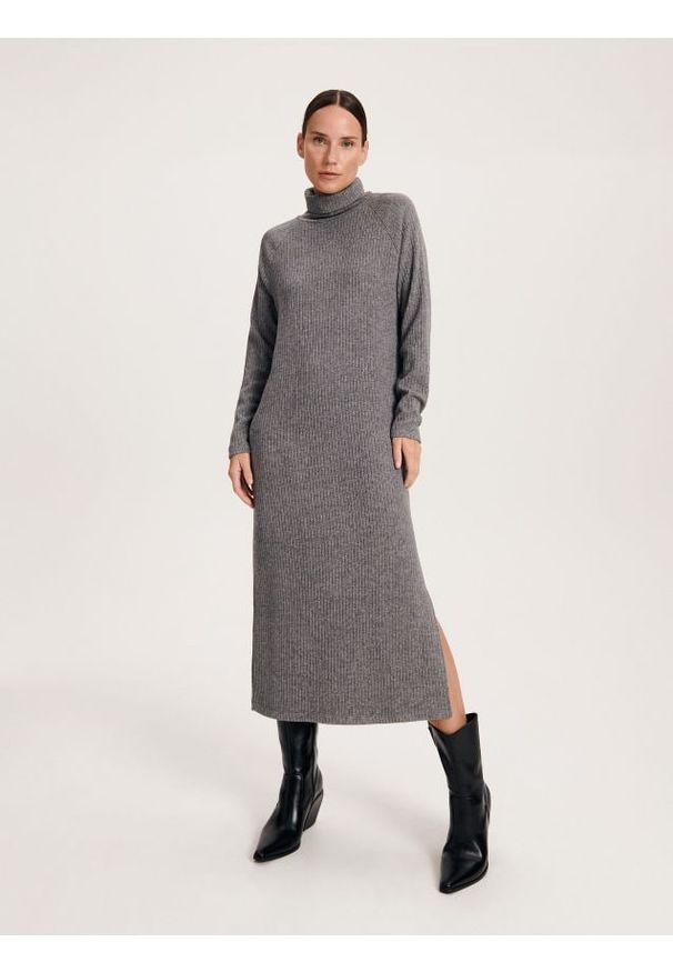 Reserved - Dzianinowa sukienka z golfem - ciemnoszary. Typ kołnierza: golf. Kolor: szary. Materiał: dzianina. Typ sukienki: proste