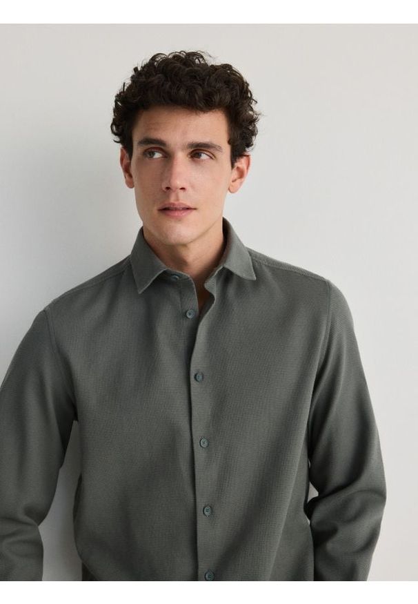 Reserved - Gładka koszula regular fit - ciemnozielony. Kolor: zielony. Materiał: bawełna, tkanina. Wzór: gładki