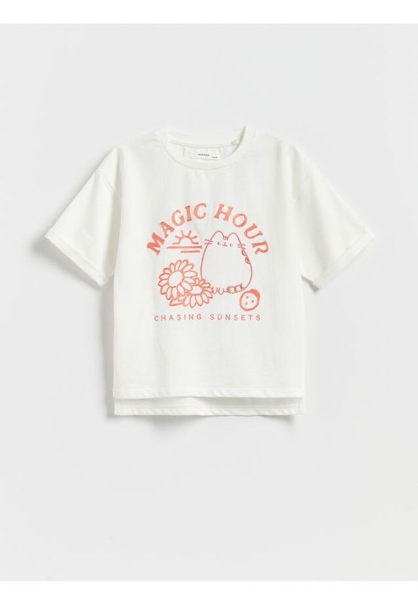 Reserved - T-shirt Pusheen - złamana biel. Materiał: bawełna. Długość: krótkie