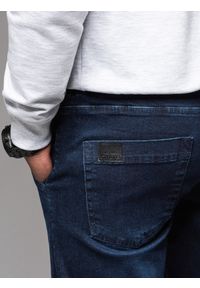 Ombre Clothing - Męskie jeansowe joggery z lampasami – ciemnoniebieskie V4. Okazja: na co dzień. Kolor: niebieski. Materiał: jeans. Styl: retro, sportowy, casual #4