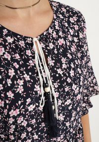 Born2be - Granatowo-Różowa Bawełniana Sukienka Rozkloszowana w Drobne Kwiatki z Chwostem Orrilva. Okazja: na imprezę, na co dzień. Typ kołnierza: dekolt w łódkę. Kolor: niebieski. Materiał: bawełna. Wzór: kwiaty. Sezon: wiosna. Styl: casual, elegancki #5