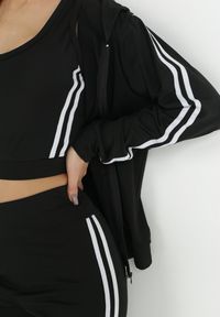 Born2be - Czarny Komplet Dresowy 3-częściowy z Lampasami Hisa. Kolekcja: plus size. Kolor: czarny. Materiał: dresówka. Sport: turystyka piesza #4