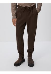 Reserved - Spodnie chino slim z kantem - brązowy. Kolor: brązowy. Materiał: bawełna, dzianina