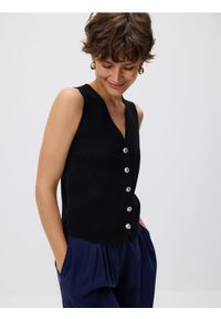 Reserved - Kamizelka z dekoracyjnymi guzikami - czarny. Kolor: czarny. Materiał: wiskoza, dzianina. Wzór: gładki #1