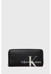 Calvin Klein Jeans Portfel + brelok damski kolor czarny. Kolor: czarny. Materiał: materiał. Wzór: gładki