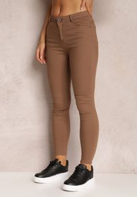 Renee - Ciemnobrązowe Spodnie Skinny Eulalia. Kolor: brązowy. Materiał: tkanina. Długość: długie. Wzór: gładki. Styl: klasyczny #4