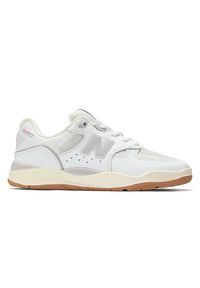 Buty męskie New Balance Numeric NM1010AW – białe. Kolor: biały. Materiał: materiał, syntetyk, skóra, guma, dresówka. Szerokość cholewki: normalna. Sport: bieganie, skateboard, fitness
