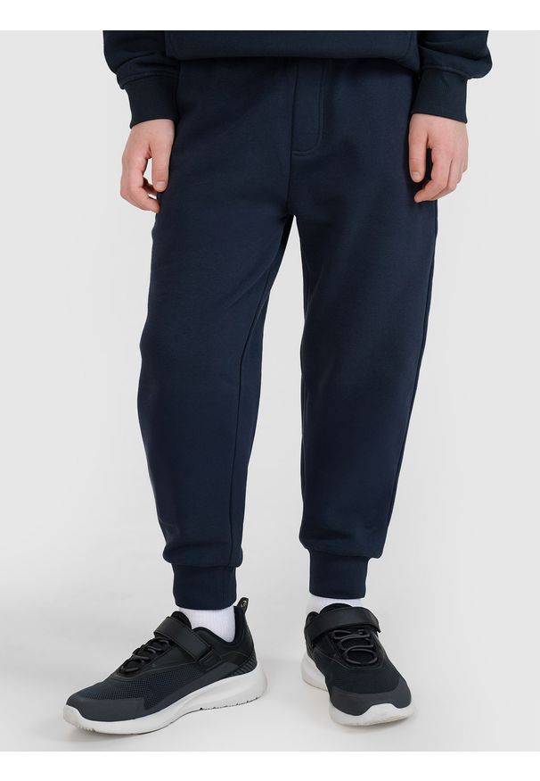 4f - 4F Spodnie dresowe joggery chłopięce - granatowe 122 (6-7 lat). Okazja: na co dzień. Kolor: niebieski. Materiał: dresówka. Sezon: lato. Styl: sportowy, casual