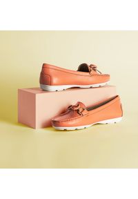 Wittchen - Damskie mokasyny skórzane pastelowe. Kolor: pomarańczowy. Materiał: skóra. Szerokość cholewki: normalna. Wzór: aplikacja. Sezon: wiosna. Obcas: na obcasie. Wysokość obcasa: średni #7