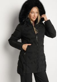 Born2be - Czarna Zimowa Kurtka Pikowana z Kapturem z Futrem i Napami po Bokach Zenilda. Typ kołnierza: kaptur. Kolor: czarny. Materiał: futro. Sezon: zima #1
