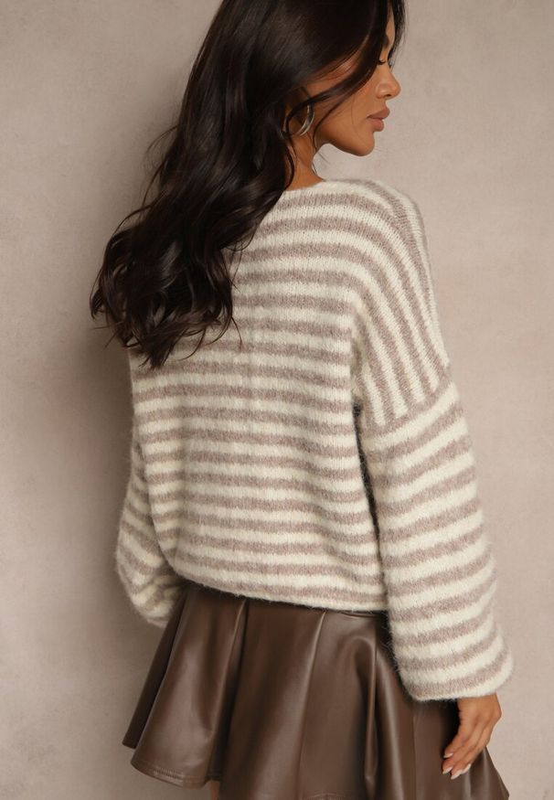 Renee - Beżowy Nietoperzowy Kardigan z Domieszką Wełny w Paski Fesaira. Okazja: na co dzień. Typ kołnierza: dekolt w serek. Kolor: beżowy. Materiał: wełna. Wzór: paski. Styl: casual