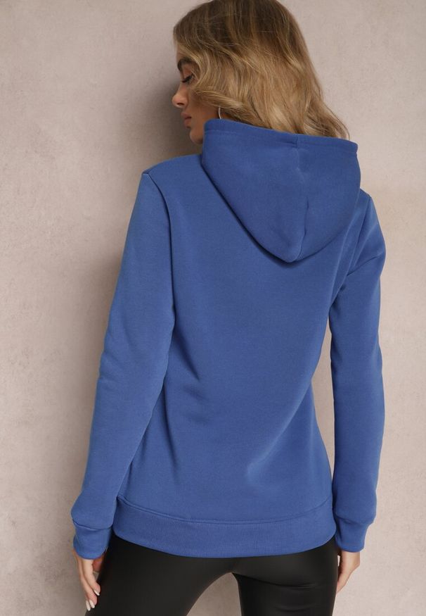Renee - Niebieska Ocieplona Bluza z Kapturem Ozdobiona Naszywką i Napisem Eirellia. Typ kołnierza: kaptur. Kolor: niebieski. Materiał: dzianina, tkanina, polar. Wzór: aplikacja, napisy