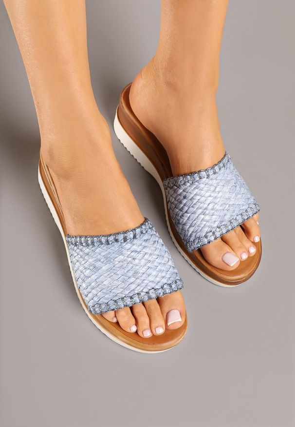 Renee - Niebieskie Klapki na Koturnie Ozdobione Plecionką Neviane. Okazja: na co dzień. Kolor: niebieski. Wzór: aplikacja. Sezon: lato. Obcas: na koturnie. Styl: boho, casual